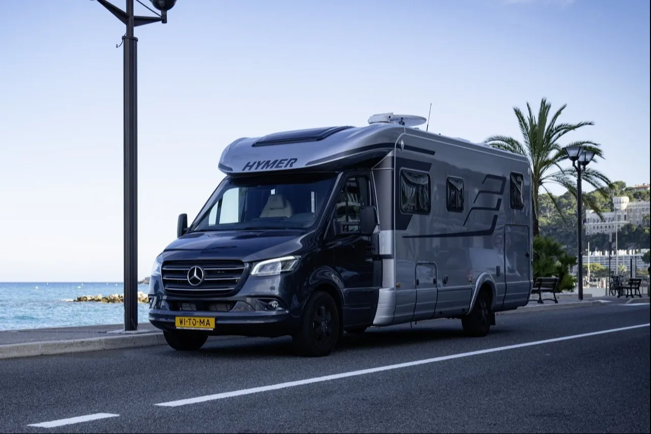 Model van een automerk in de hero van de website